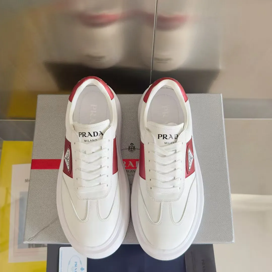 👟👟Ex-factory price 600👟👟 Couple model Prada Latest Couple model Triangle logo Thick sole Casual white shoes Sneakers Original purchase development and production This sneaker combines simple lines and distinctive details into a modern design. The leather upper presents a refined silhouette, with the Prada contrasting logo embellished on the tongue and side inserts. Exquisite packaging at the delivery counter 🛍📦 ▪️Fabric: Original custom imported cowhide material ▪️Lining: Original custom made soft sheepskin ▪️Sole: Original molded non-slip rubber outsole ▪️Sole thickness: 4CM ▪️Size: Women's 35-40 / Men's 39-45